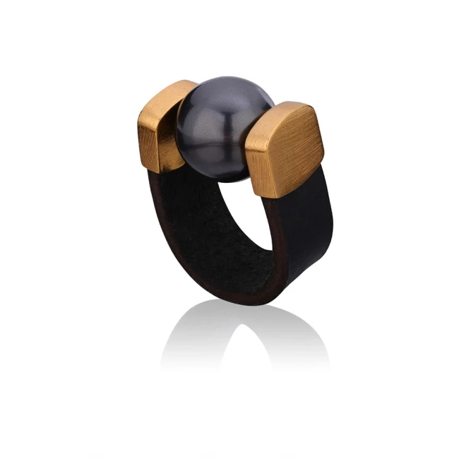 Black Pearl Ring in Gold