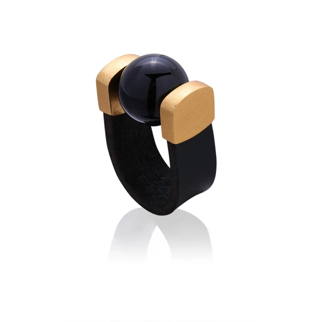 Onyx Ring in Gold