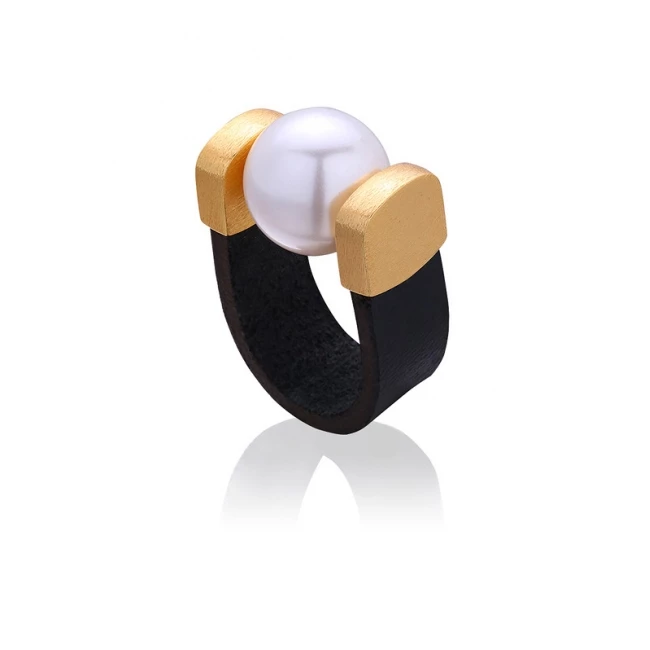 Pearl Ring in Gold